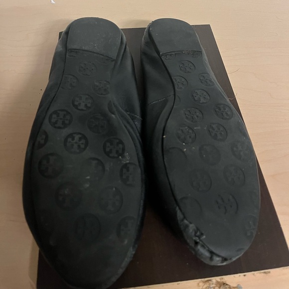 Tory Burch MINNIE TRAVEL BALLET FLAT, LEATHER 9 black pre-owned gold logo - Picture 7 of 8